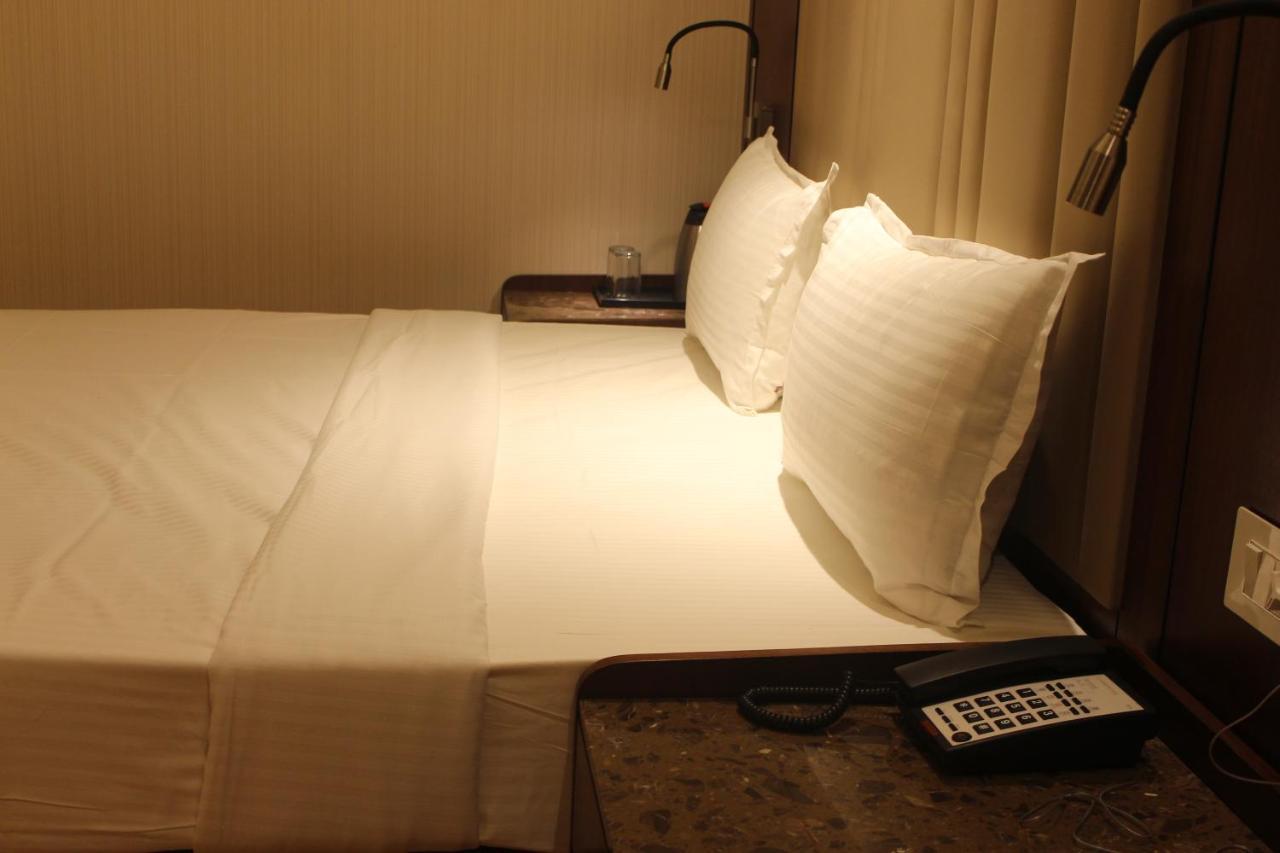 Hotel Rajhans Abhinandan Bhopal Buitenkant foto