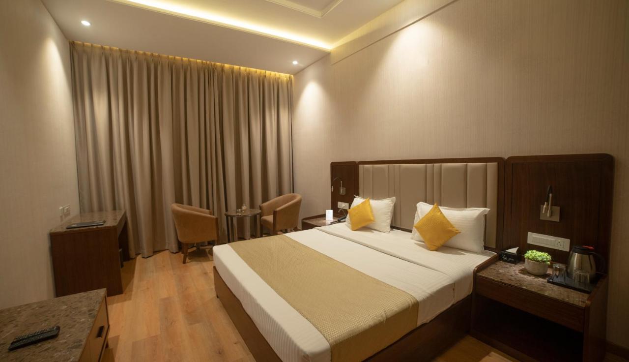 Hotel Rajhans Abhinandan Bhopal Buitenkant foto